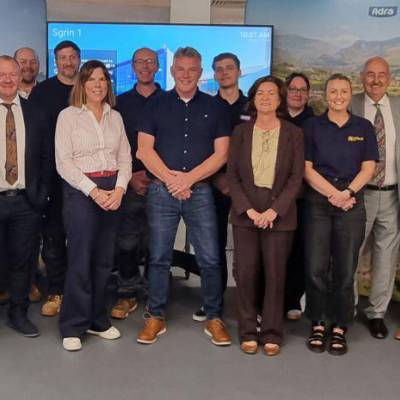 Llun grŵp gydag Eluned Morgan yn y canol