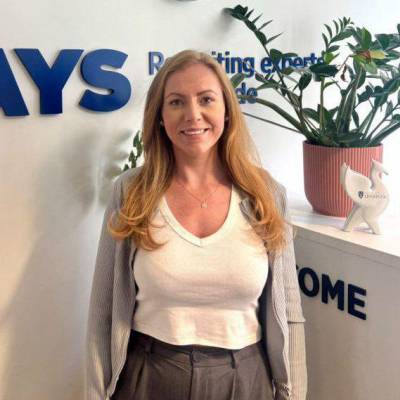 Cyn-fyfyrwraig o Goleg Menai, Ellie Granton, yn swyddfa Hays Recruitment