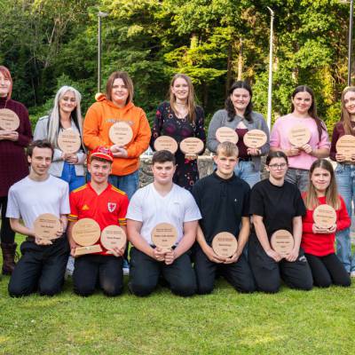 Enillwyr Gwobrau Cyflawnwyr Coleg Meirion-Dwyfor 2024/25 gyda'u tlysau