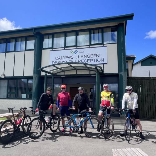 Criw beicio tu allan i gampws Llangefni