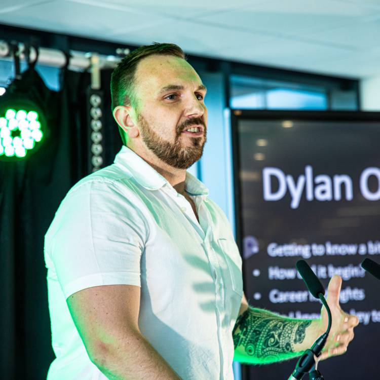 Dylan yn annerch y dorf yn Seremoni Gwobrwyo Cyflawnwyr Addysg Bellach Coleg Menai