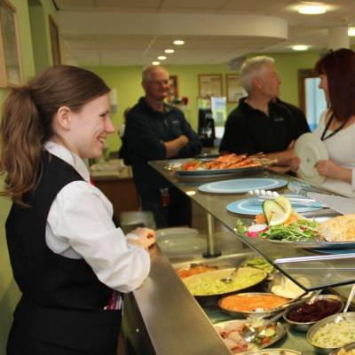 Bar salad ym mwyty'r Bistro ar gampws y Coleg yn Llandrillo-yn-Rhos