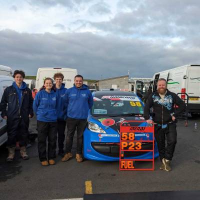 Gyrrwr car Menai Motorsports gyda'r car Peugeot a'r tîm ar Drac Môn