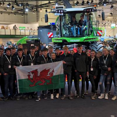 Myfyrwyr Amaethyddiaeth a Pheirianneg Coleg Glynllifon yn Agritechnica yn yr Almaen