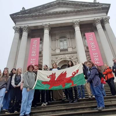 Myfyrwyr Coleg Meirion-Dwyfor y tu allan i amgueddfa Tate Britain yn Llundain