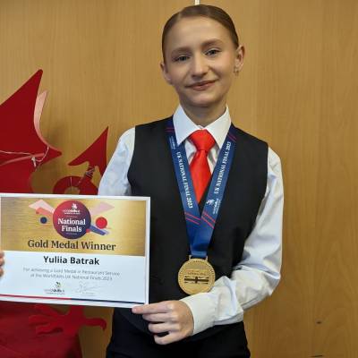 Yuliia Batrak gyda'r fedal aur a enillodd yn Rowndiau Terfynol Cenedlaethol WorldSkillsUK