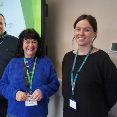 Gareth Edwards, Bernie Fahy a Megan Smith yn ymweld â champws Coleg Meirion-Dwyfor yn Nolgellau.