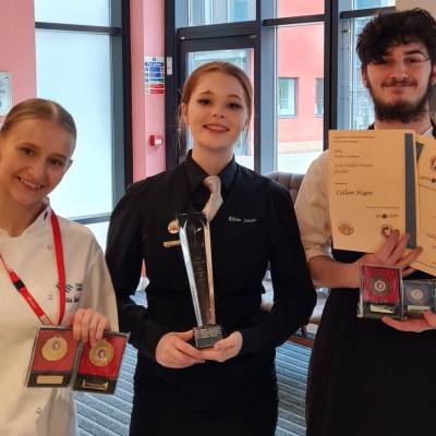 Yuliia Batrak, Rhian James a Callum Hagan gyda'u tlysau a'u medalau o gystadlaethau Cogydd Commis y Flwyddyn y Gogledd Orllewin ACF