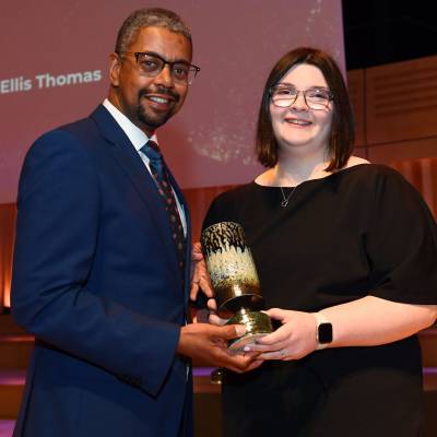 Lia Thomas being presented with the St David Award for a Young Person by First Minister Vaughan Gething