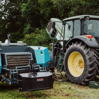 Yr AgBot a'r tractor Fendt 516 ar gae Tyn Rhos ar fferm Coleg Glynllifon