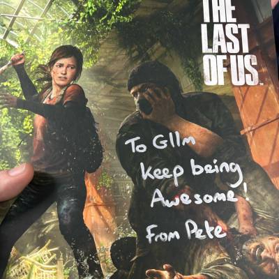 Llyfr o waith celf o'r 'The Last of Us' wedi'i lofnodi gan y dylunydd gemau Peter Field