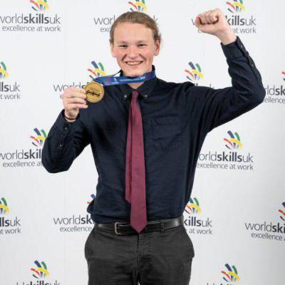 Evan Klimaszewski gyda'r fedal aur a enillodd yn Rowndiau Terfynol Cenedlaethol WorldSkills UK