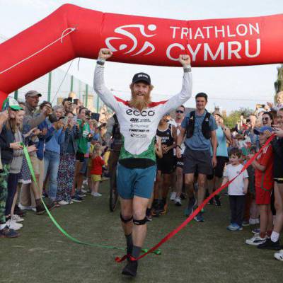 Yr athletwr dygnwch Sean Conway ar ôl cwblhau triathlon Ironman