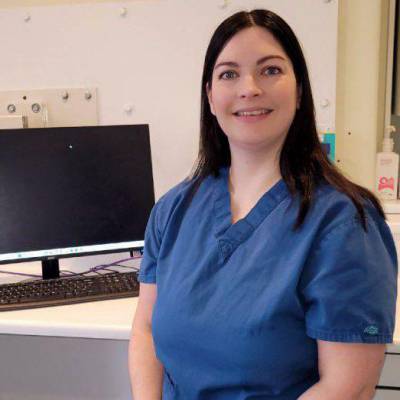 Carys Lloyd, nyrs ddeintyddol yn ei gweithle, Belmont House Dental Practice ym mae Colwyn