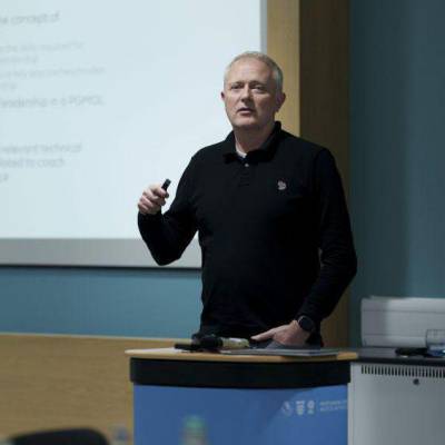 Neil Cottrill, pennaeth hyfforddi a datblygu PGMOL (Professional Game Match Officials Limited)